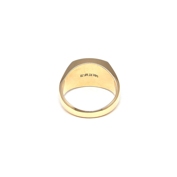 Anillo tipo sello con ónix en oro amarillo 14 kilates.