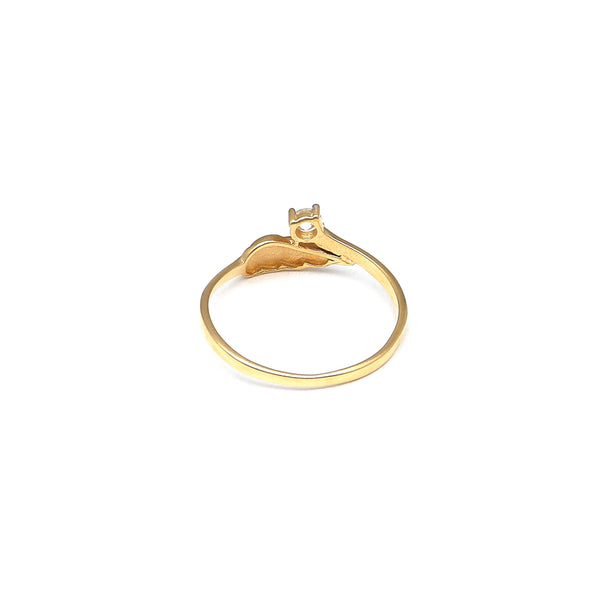 Anillo diseño especial motivo hoja con circonias en oro amarillo 14 kilates.