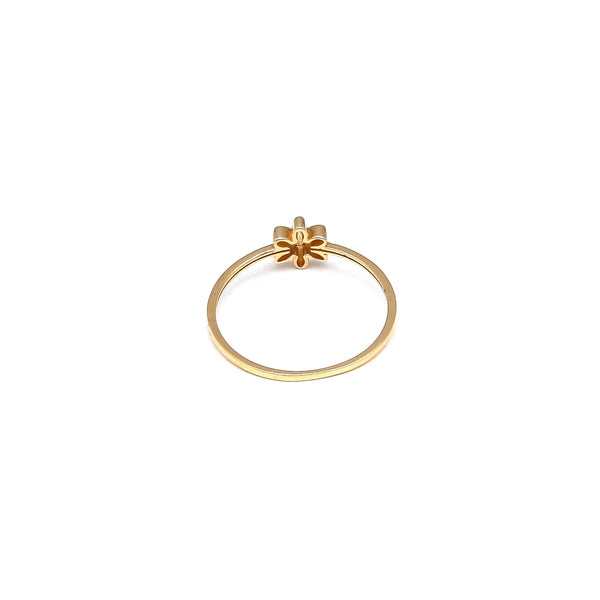 Anillo diseño especial motivo flor en oro amarillo 14 kilates.