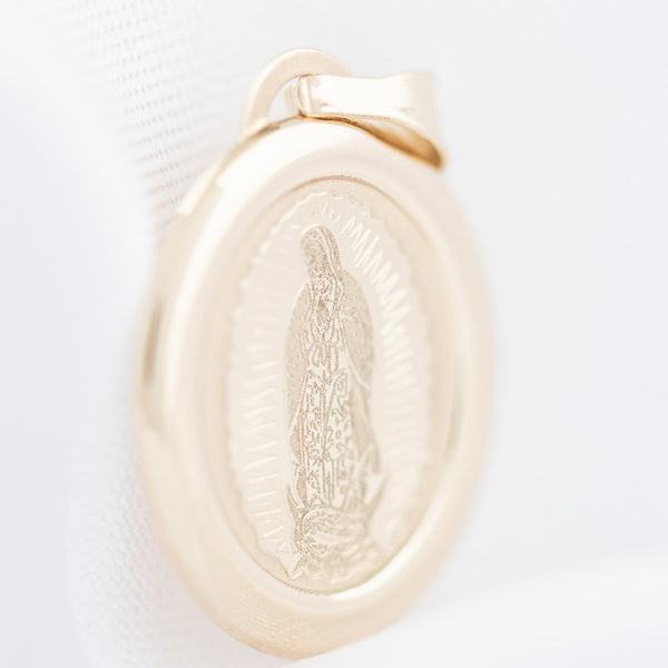 Medalla laminada motivo Virgen de Guadalupe en oro amarillo 14 kilates.