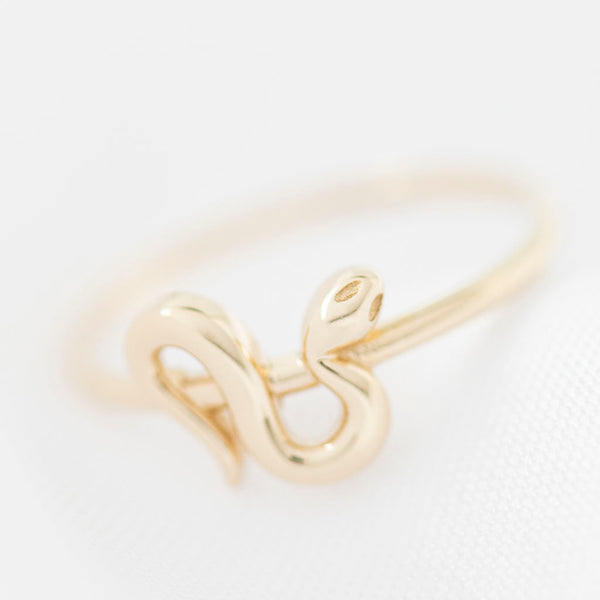 Anillo liso motivo serpiente en oro amarillo 14 kilates.