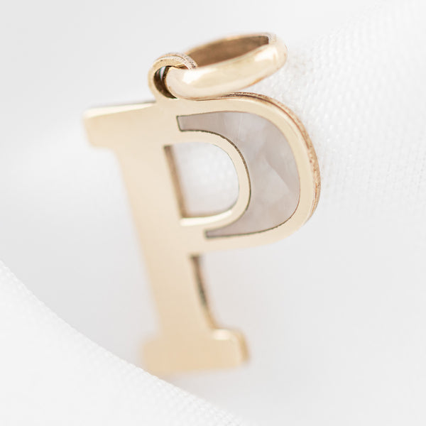 Dije diseño especial motivo letra P con madre perla en oro amarillo 14 kilates.