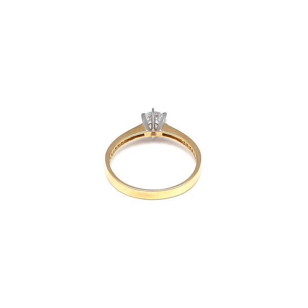 Anillo estilizado con circonias en oro amarillo 14 kilates.