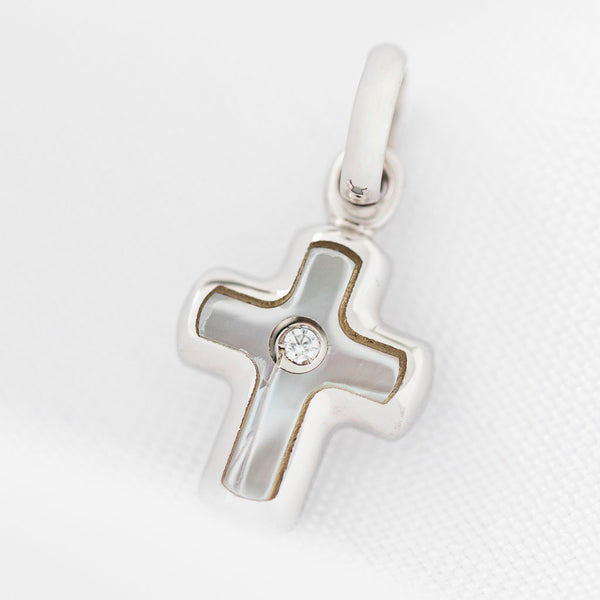 Cruz diseño especial con madre perla y circonia en oro blanco 14 kilates.