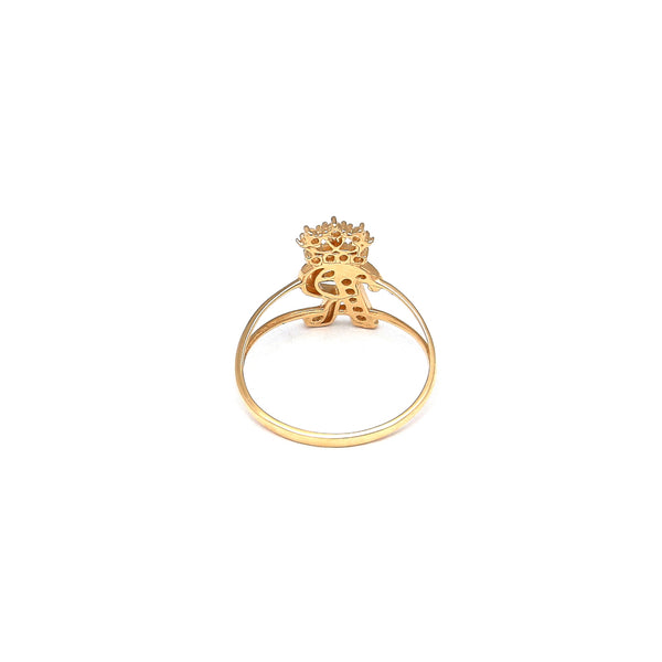 Anillo estilizado motivo letra R con corona y circonias en oro amarillo 14 kilates.