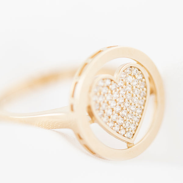 Anillo diseño especial motivo corazón con circonias en oro amarillo 14 kilates.