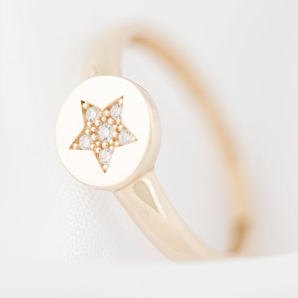 Anillo diseño especial motivo estrella con circonias en oro amarillo 14 kilates.