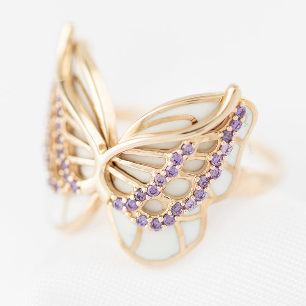 Anillo liso motivo mariposa con circonias y esmalte en oro amarillo 14 kilates.