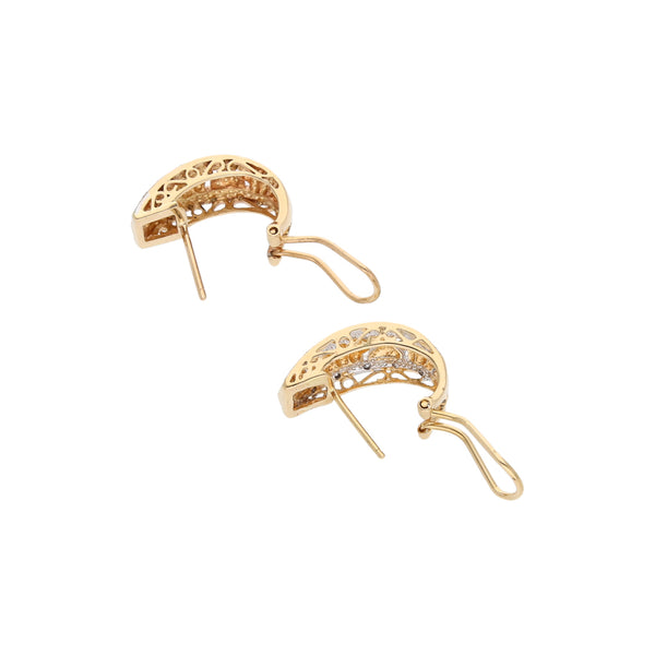 Aretes estilizados con diamantes en oro amarillo 14 kilates.