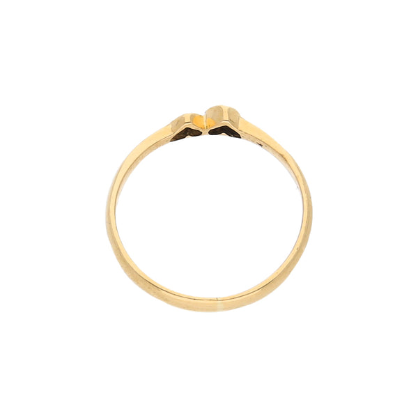 Anillo liso motivo corazones con diamantes en oro amarillo 18 kilates.