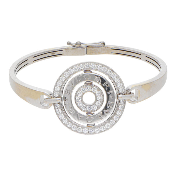 Pulsera de arillo articulada con aplicación y diamantes firma Bulgari colección Cerchi Astrale en oro blanco 18 kilates.