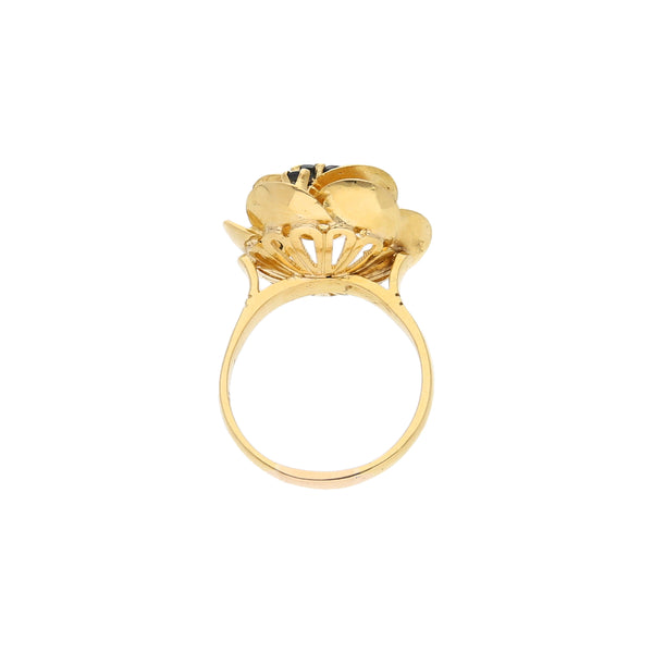 Anillo estilizado motivo floral con zafiros en oro amarillo 18 kilates.