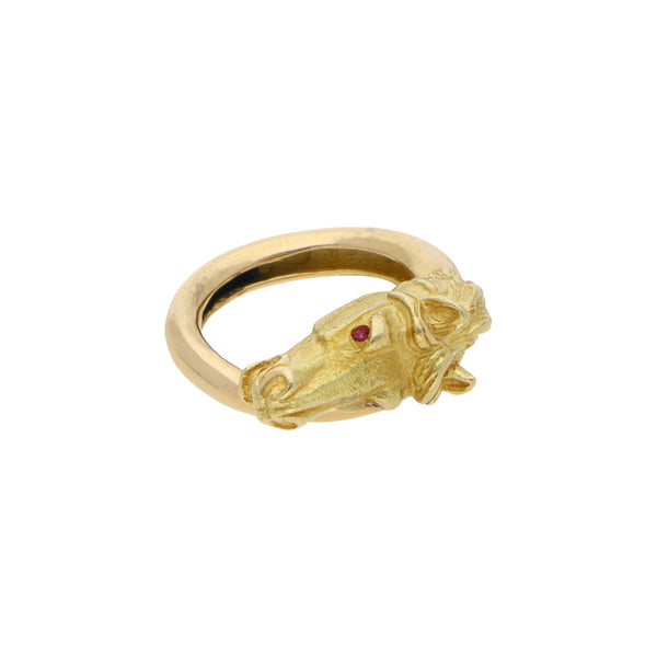 Anillo estilizado motivo caballo con sinteticos en oro amarillo 18 kilates.