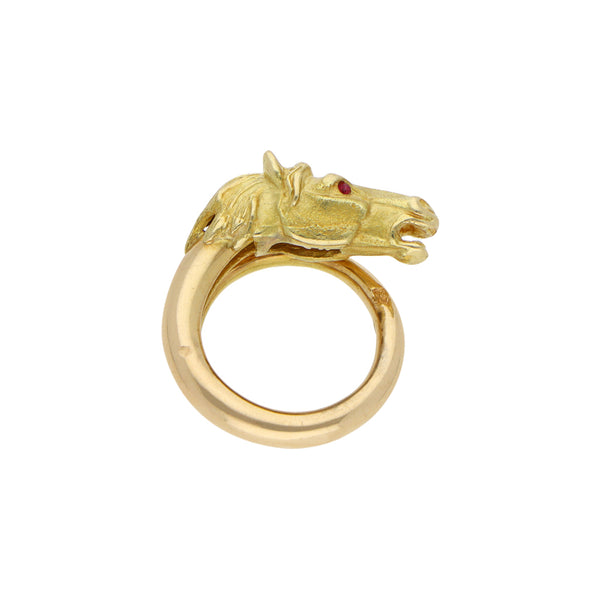 Anillo estilizado motivo caballo con sinteticos en oro amarillo 18 kilates.