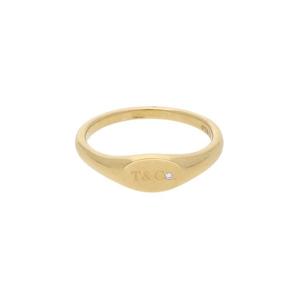 Anillo tipo sello con diamante firma Tiffany & Co. en oro amarillo 18 kilates.