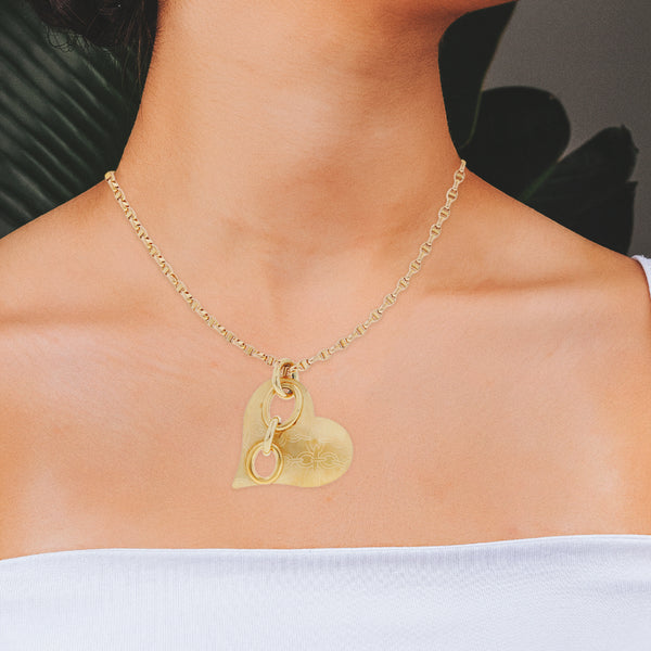 Gargantilla eslabón cruzado y dije calado motivo corazón en oro amarillo 14 kilates.