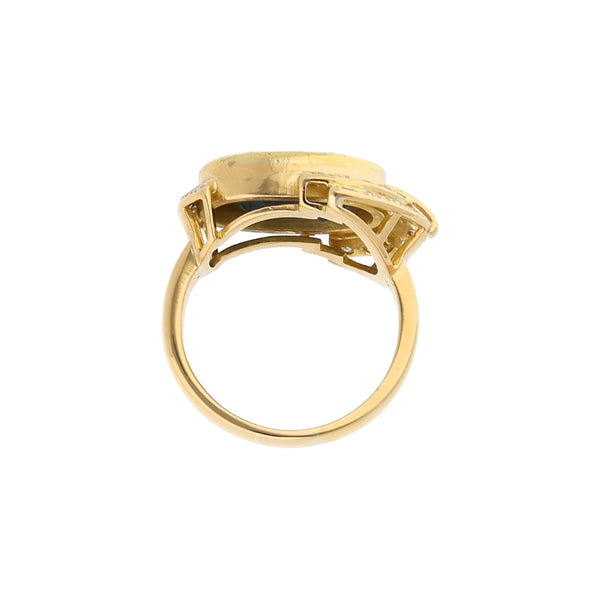 Anillo estilizado con diamantes y zafiro en oro amarillo 18 kilates.