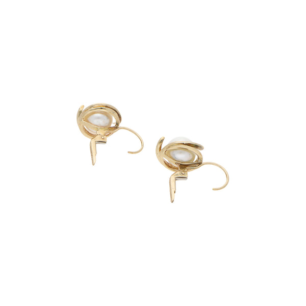 Aretes estilizados con perlas en oro amarillo 14 kilates.