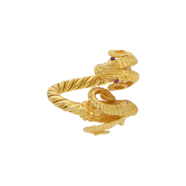 Anillo abierto motivo carnero con rubies en oro amarillo 18 kilates.
