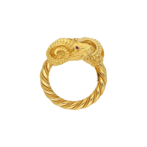 Anillo abierto motivo carnero con rubies en oro amarillo 18 kilates.