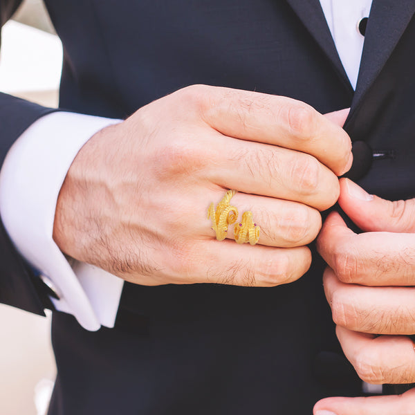 Anillo abierto motivo carnero con rubies en oro amarillo 18 kilates.