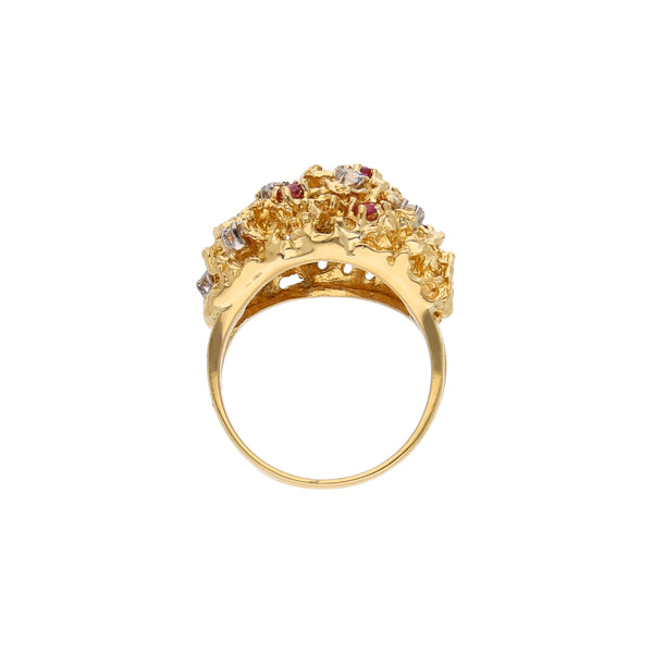 Anillo barroco con sintéticos en oro amarillo 18 kilates.