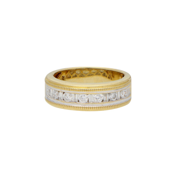 Anillo estilizado con diamantes en oro amarillo 18 kilates.