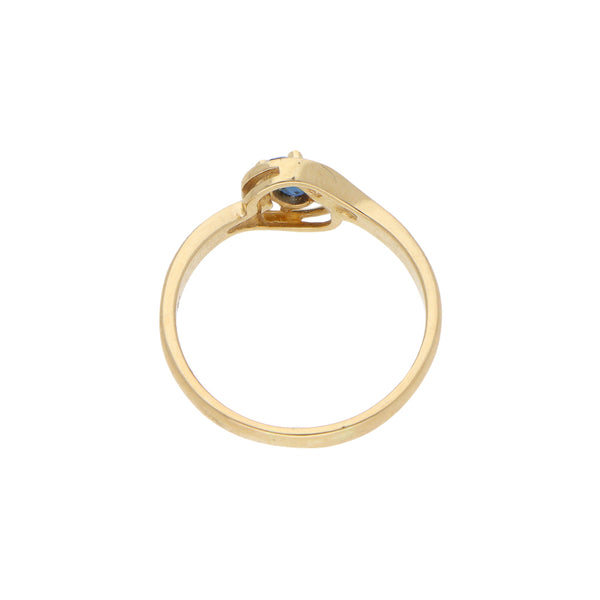 Anillo calado con zafiro en oro amarillo 18 kilates.