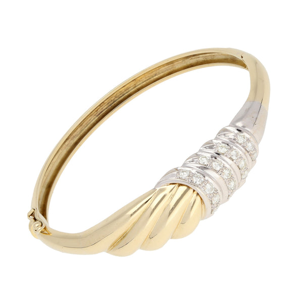 Pulsera de arillo ovalada articulada con aplicación y diamantes en oro dos tonos 14 kilates.