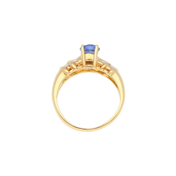 Anillo estilizado con diamantes y zafiro en oro amarillo 18 kilates.