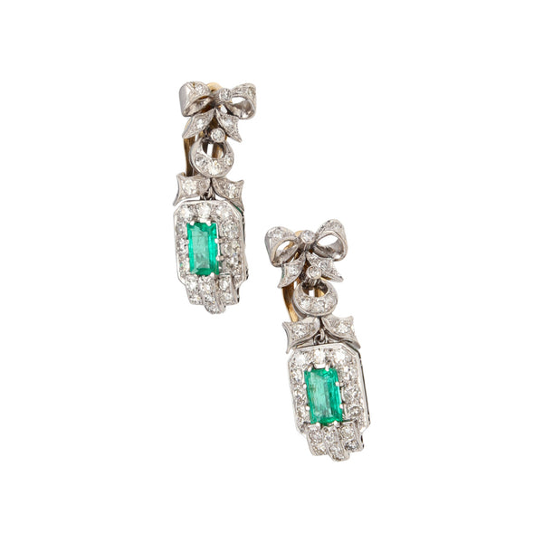 Aretes estilizados con diamantes y esmeraldas en oro blanco 14 kilates.