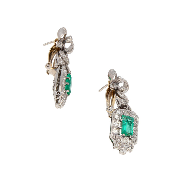 Aretes estilizados con diamantes y esmeraldas en oro blanco 14 kilates.