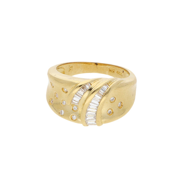 Anillo estilizado con diamantes en oro amarillo de 18 kilates.