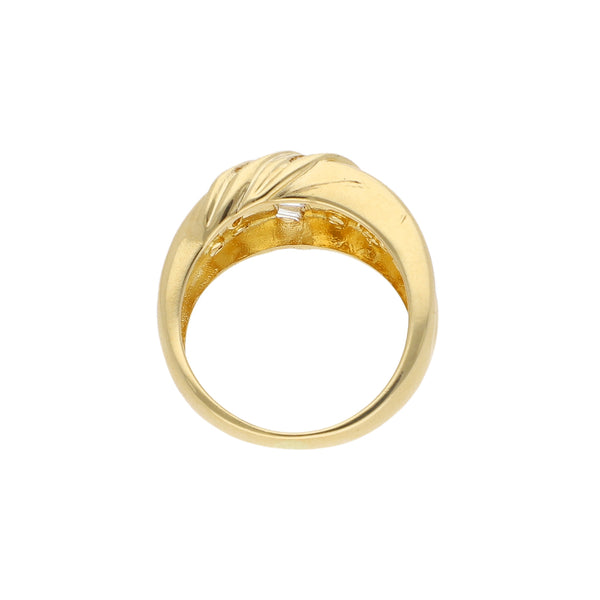 Anillo estilizado con diamantes en oro amarillo de 18 kilates.