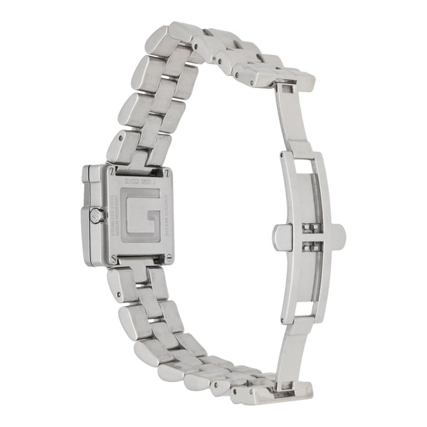 Reloj Gucci para dama en acero inoxidable.