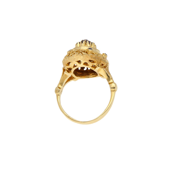 Anillo calado con sintéticos en oro amarillo 18 kilates.