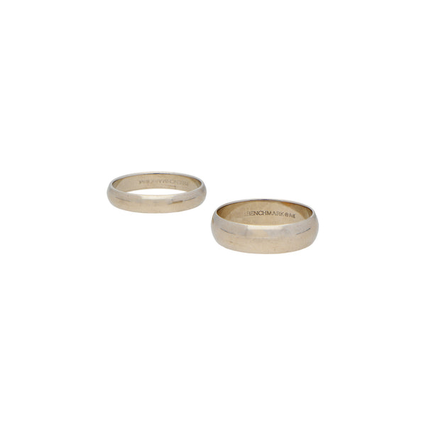 Dos argollas lisas en oro blanco 14 kilates.