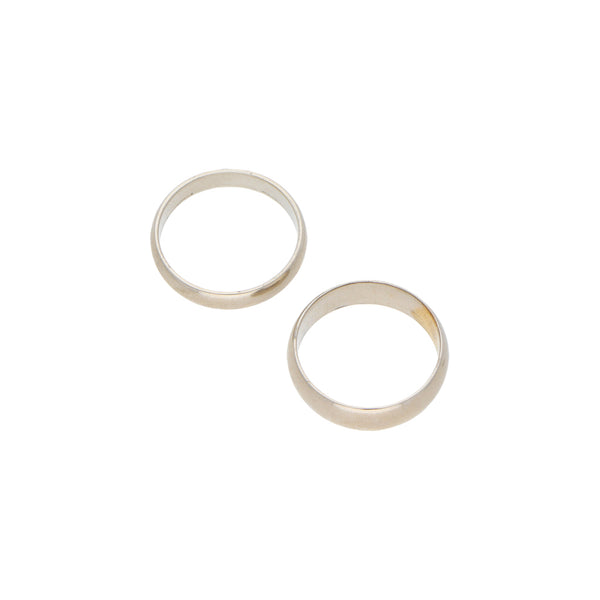 Dos argollas lisas en oro blanco 14 kilates.